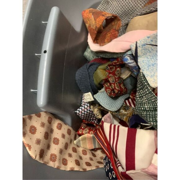 Vintage Mystery Tie!! - Picture 3 of 3